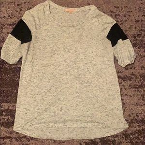Grey t-shirt with mesh on sleeves